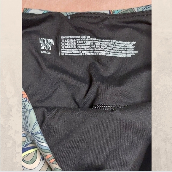 VICTORIA’S Secret Sport Women's Floral Print Knockout Capri Leggings size Medium - Picture 4 of 7
